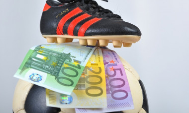 fotbalový míč, balon, kopačka kopačky, sportovní obuv, boty, peníze, bankovka bankovky, euro eura, fotbal