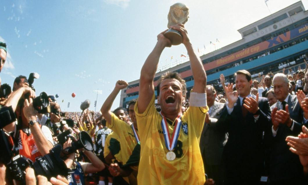 firo Football, 17.07.1994 World Cup 1994 Final Brazil - Italy 3: 2 nVuE Dunga, world champion, award ceremony, with Cup | usage worldwide