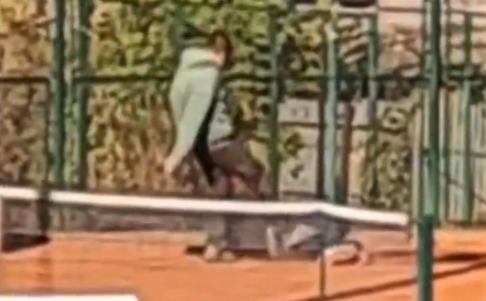 Și-a bătut cu brutalitate fiica pe teren, dar ”crede că nu a făcut nimic greșit”! Cum și-a motivat comportamentul