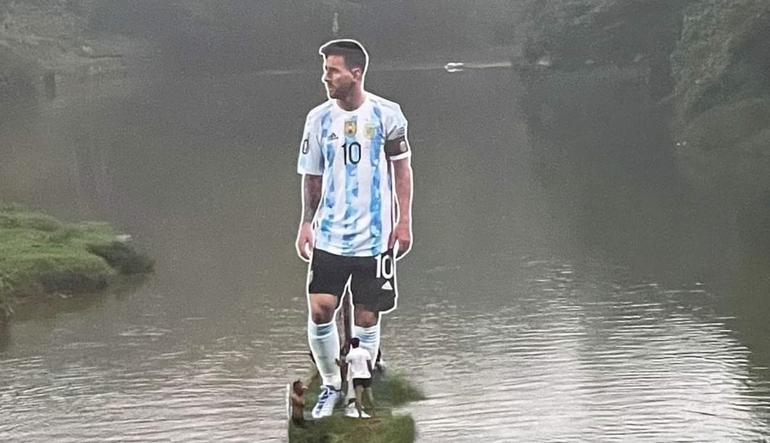 Un ”Lionel Messi” de 9 metri a apărut pe un râu din India! Fanii Braziliei au venit imediat și au dat replica