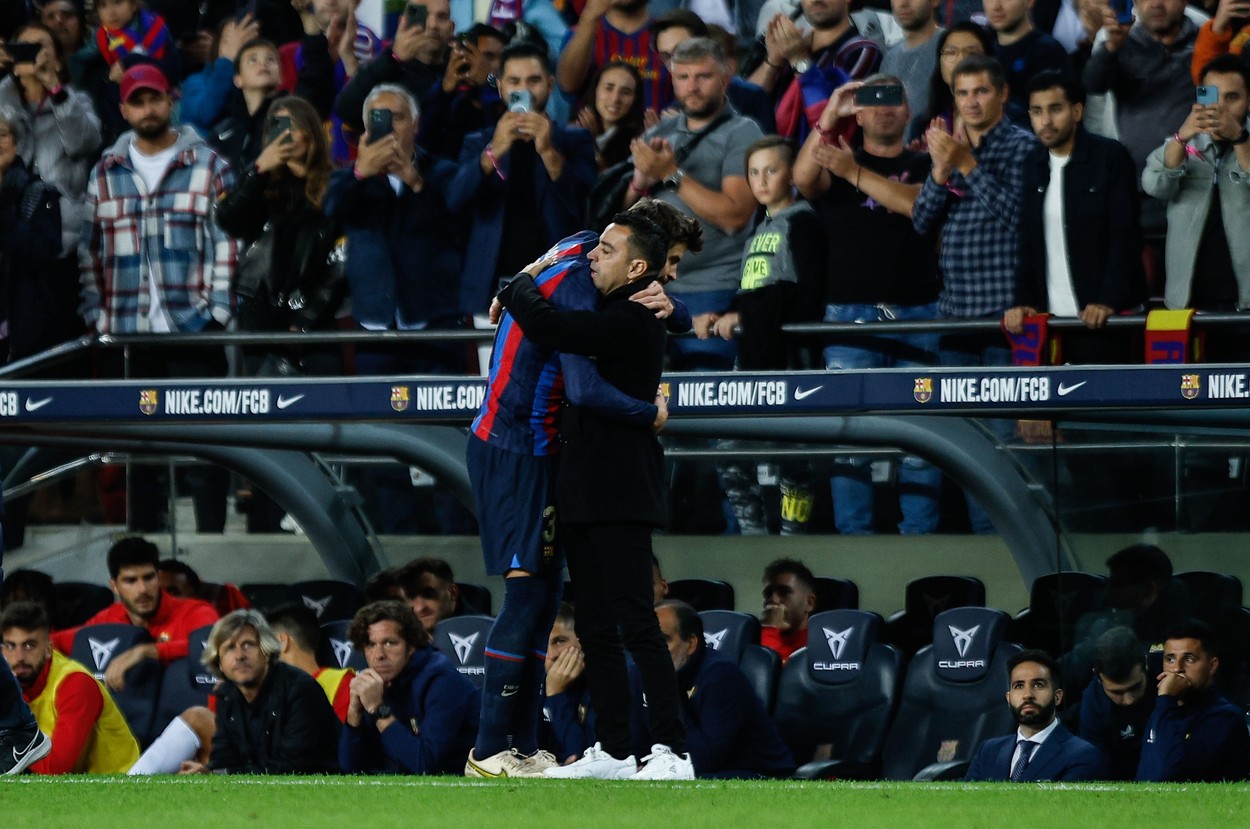 Xavi se "înclină" în fața lui Gerard Pique, după ultimul meci al fundașului pe Camp Nou pentru Barcelona