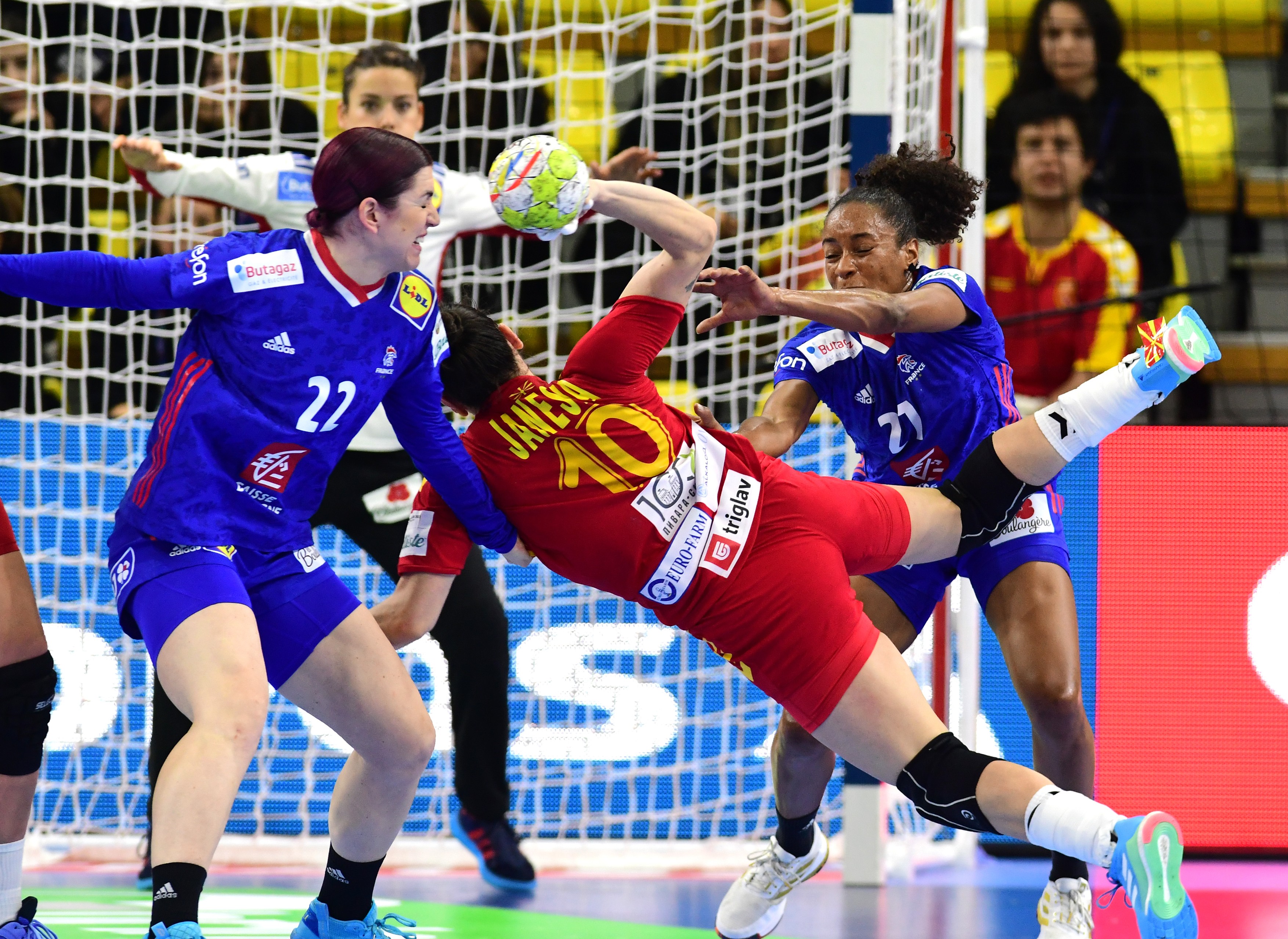 Slovenia - Suedia 22-33 și Croația - Ungaria 21-18, în grupele Campionatului European de handbal feminin