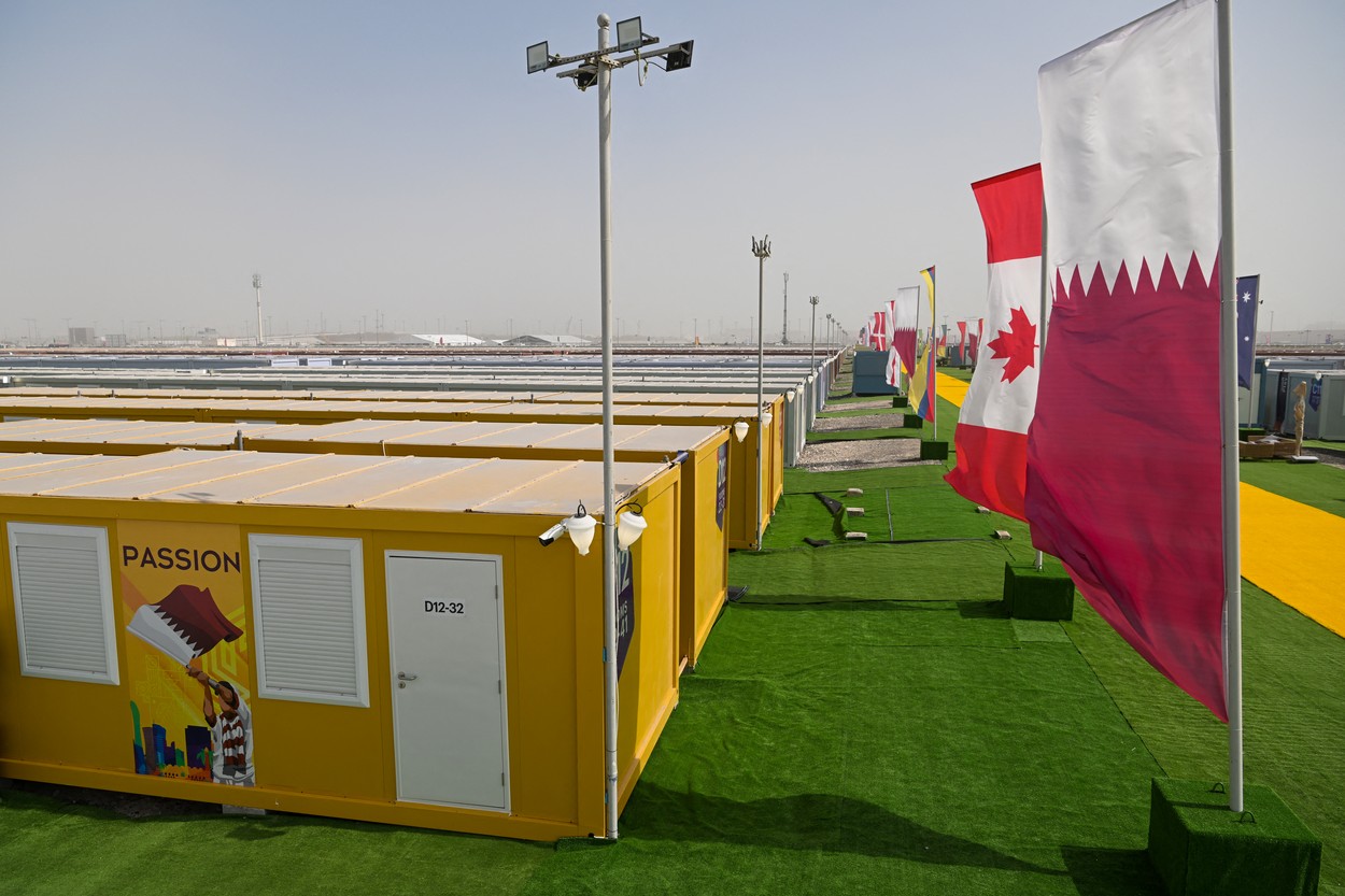 Primele imagini cu ”satul” în care pot fi cazați peste 60.000 de suporteri în Qatar! ”Condiții spartane”, la preț de lux