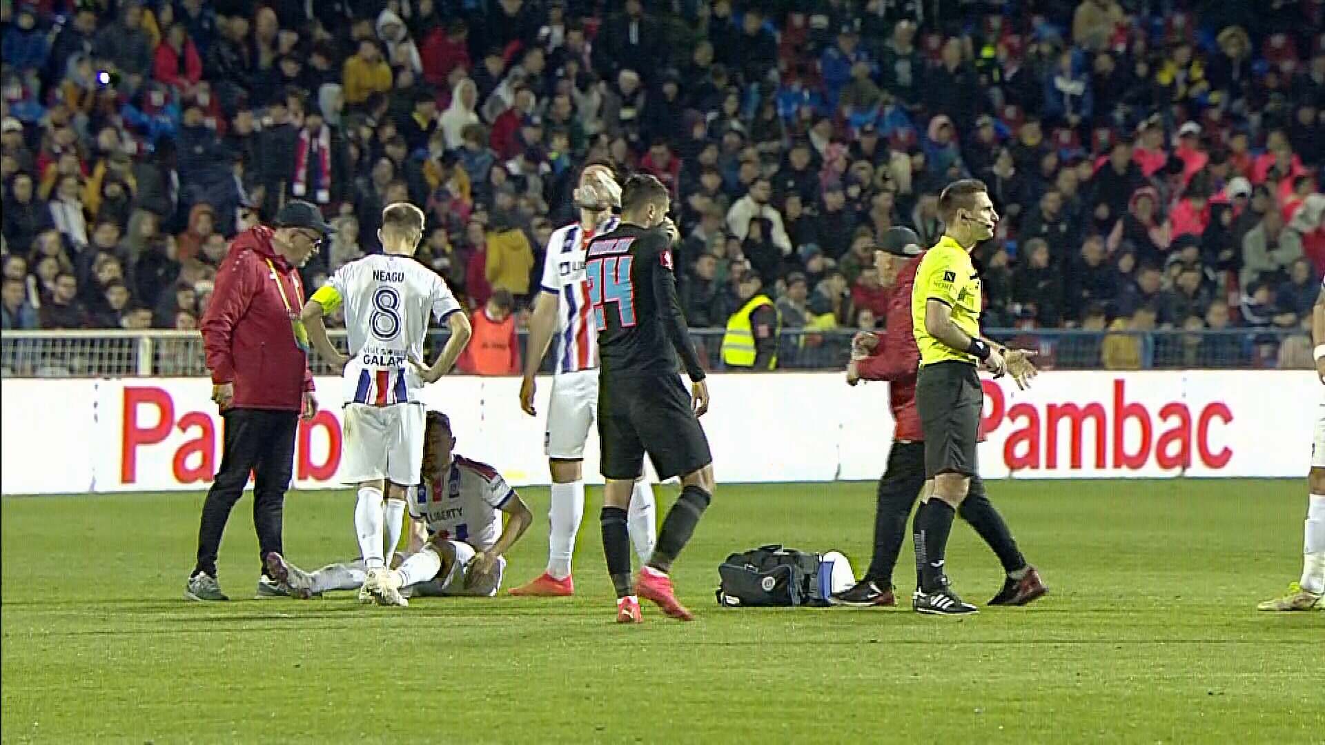 Meciul Oțelul - FCSB, întrerupt din cauza gazelor lacrimogene! Spray-ul unui jandarm s-a declanșat accidental