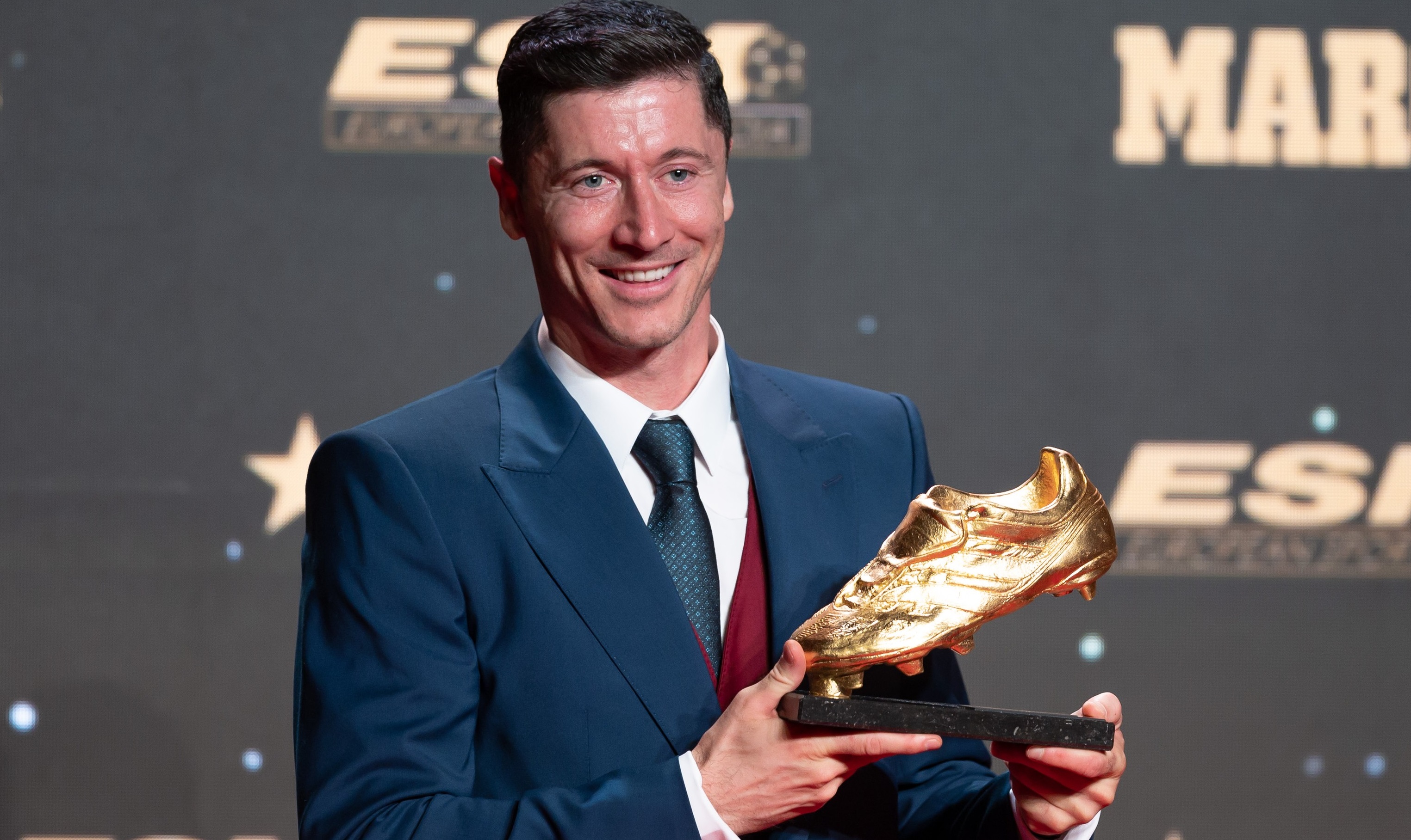 Robert Lewandowski a primit Gheata de Aur pentru sezonul 2021/2022! Atacanții învinși de starul Barcelonei