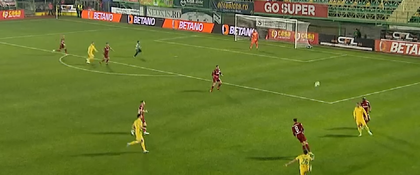 Moment de derută în CS Mioveni - CFR Cluj! Un mic fan a intrat pe teren, dar nu i-a băgat în seamă pe jucători