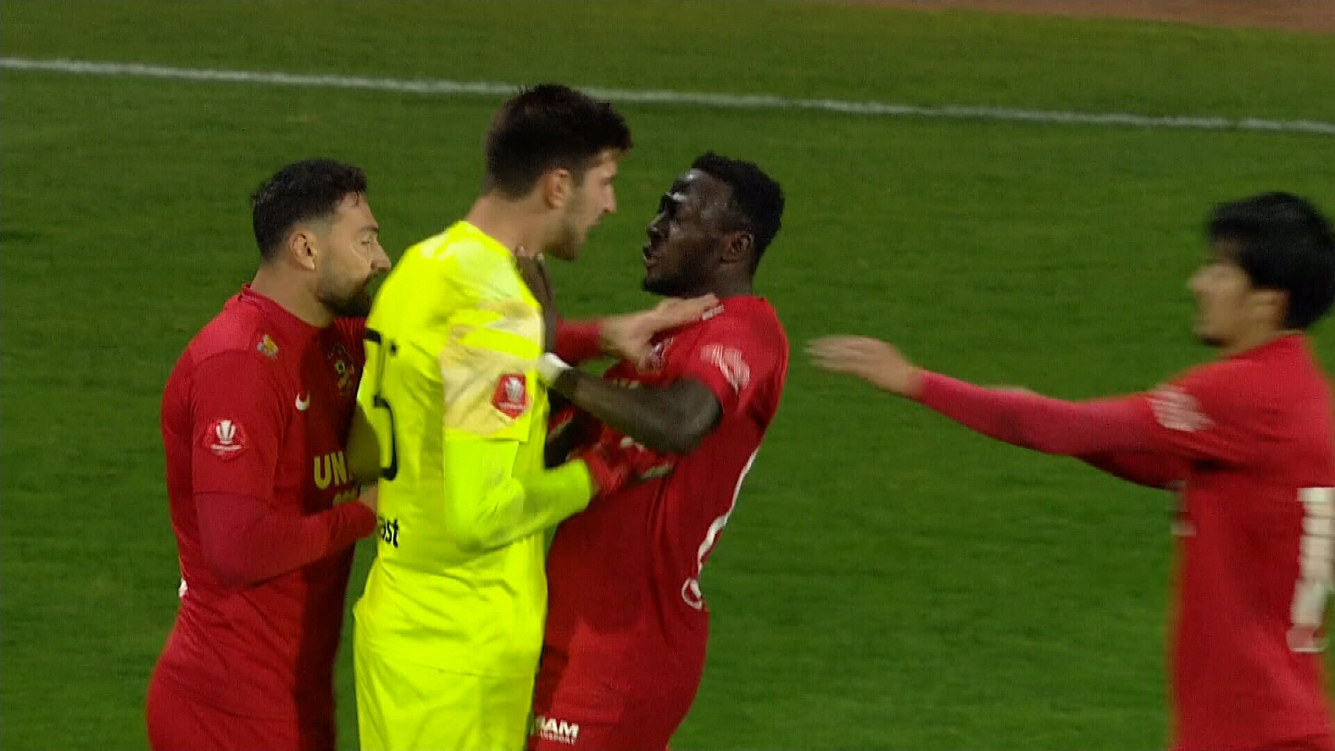Doi jucători de la Hermannstadt, aproape de bătaie! Arbitrul a fost nevoit să intervină