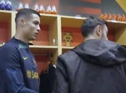 Imaginile cu Cristiano Ronaldo și Bruno Fernandes fac cât 1000 de cuvinte. CR7 a rămas interzis în vestiar