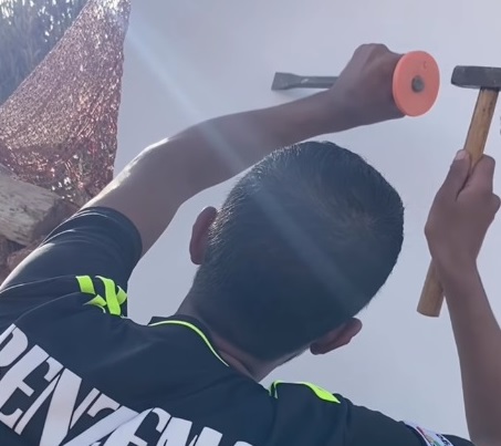 Ăsta da fan Karim Benzema! I-a desenat chipul francezului cu dalta și cu tesla. Clipul devenit viral