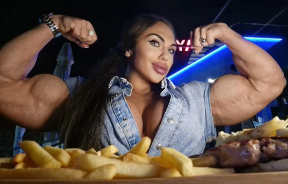 Dieta ”celei mai musculoase femei din lume”! Mănâncă de 7 ori pe zi