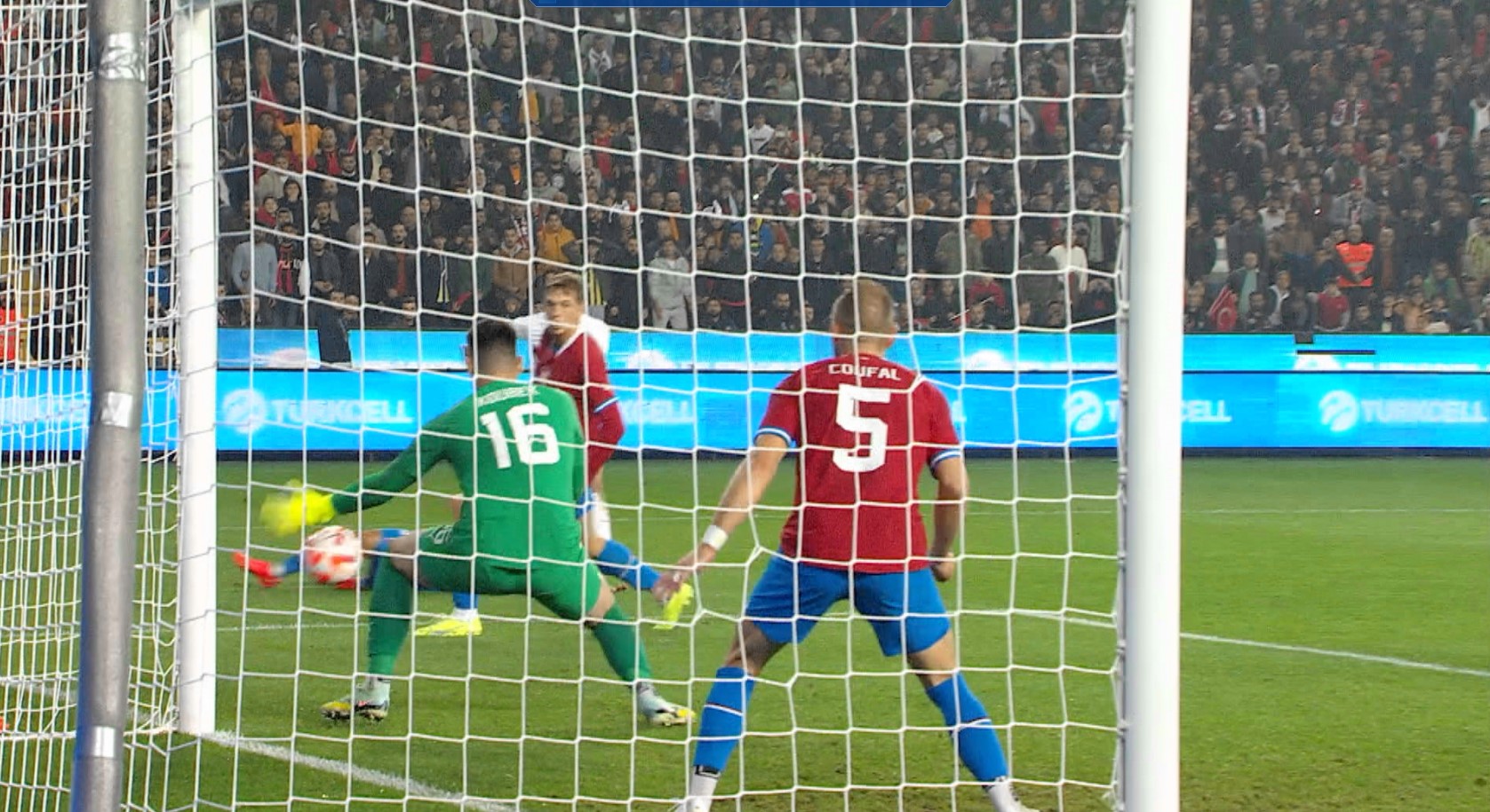 Turcia - Cehia 2-1. Hakan Calhanoglu a adus victorie naționalei ”Semilunei” cu puțin noroc