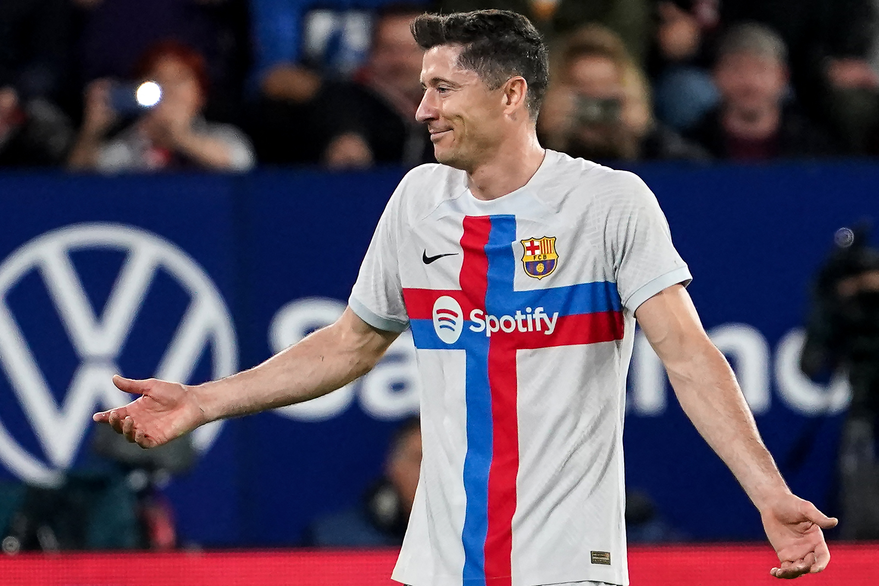 Barcelona va face recurs după suspendarea de trei etape a lui Lewandowski. Anunțul lui Xavi