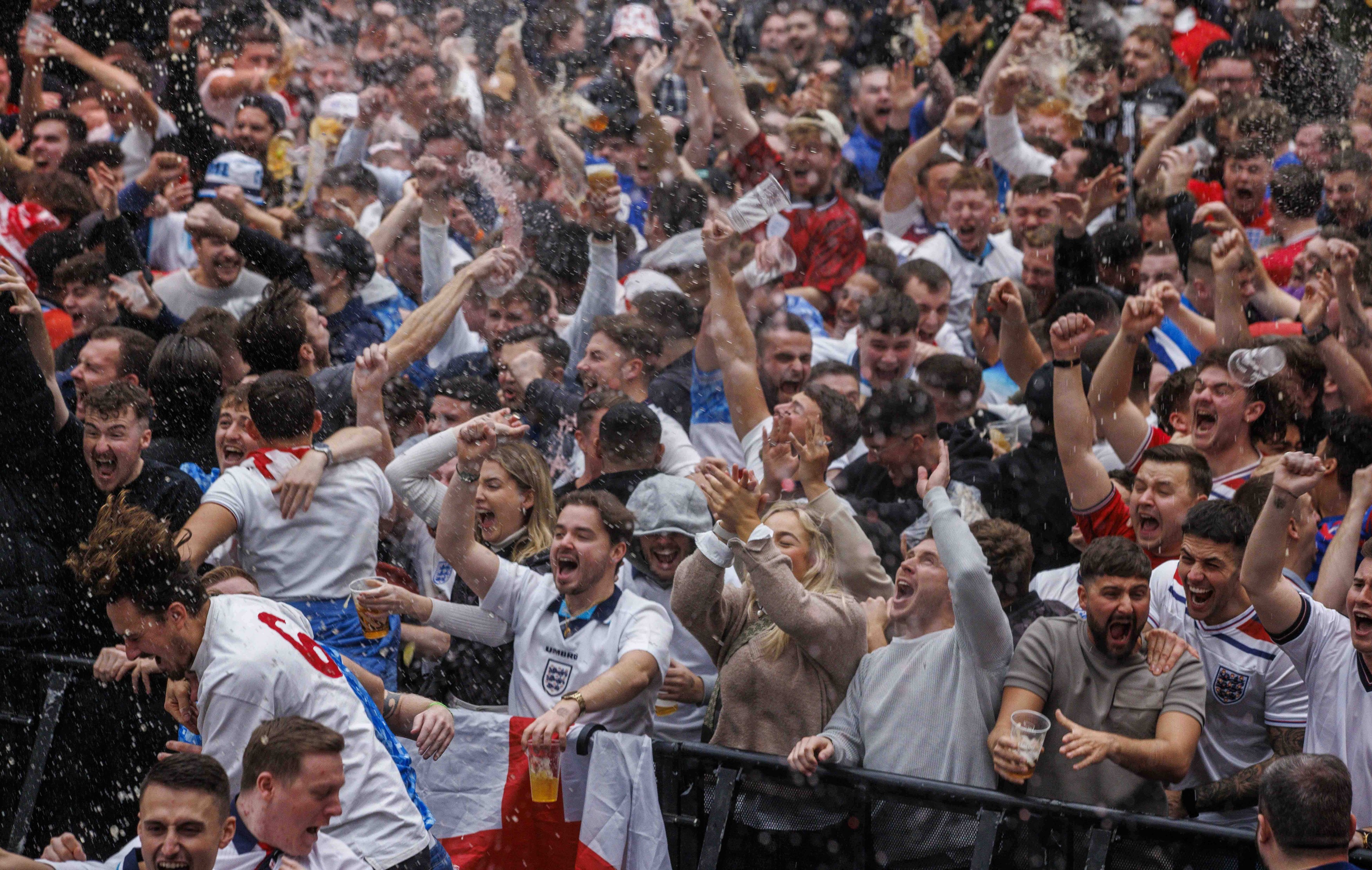 Fiesta englezilor! Cum au sărbătorit fanii victoria Angliei cu Iran, scor 6-2, în primul meci de la Mondial