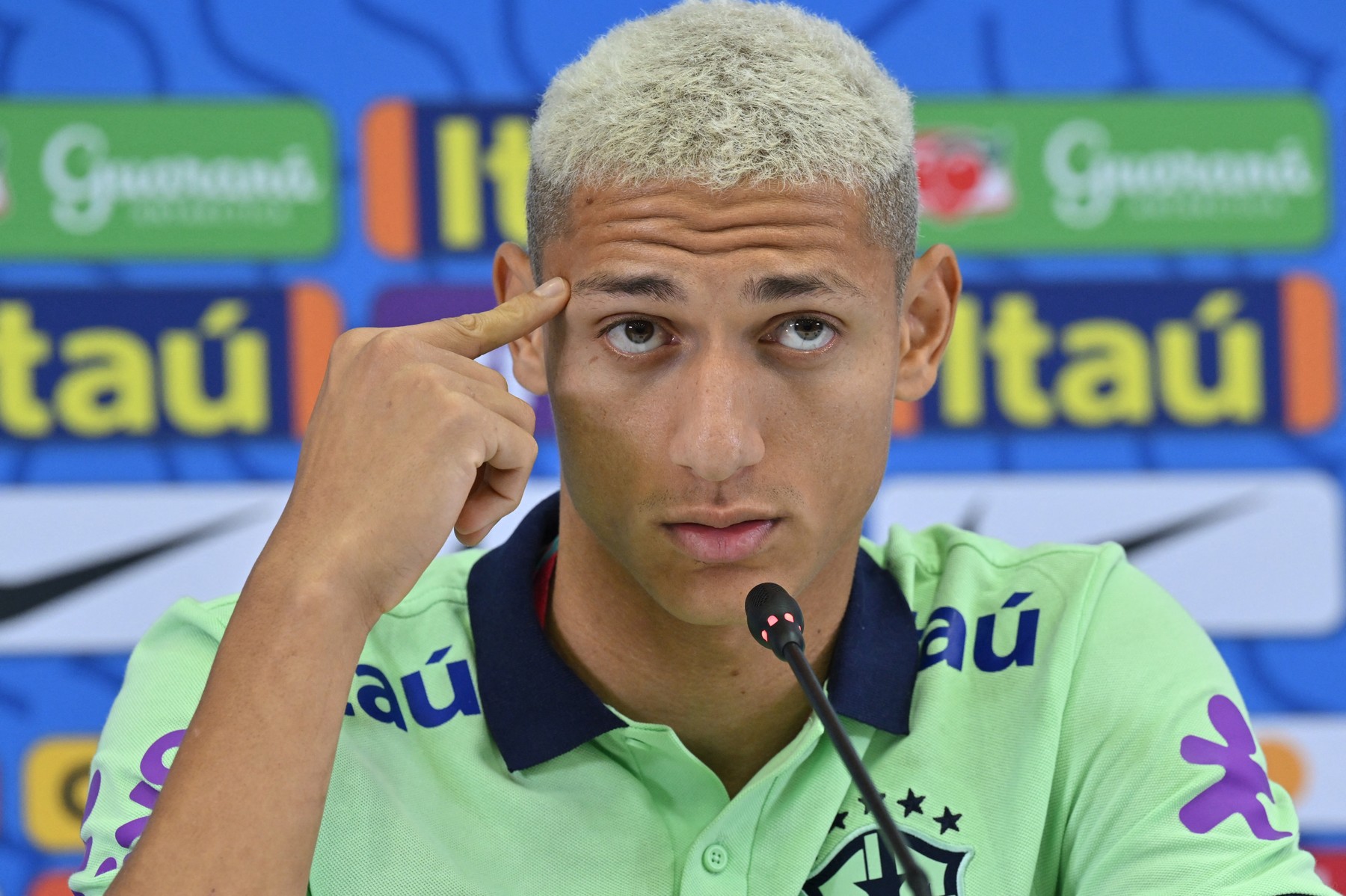 Brazilianul Richarlison l-a numit ”idiot” pe jurnalistul care l-a criticat pe Neymar