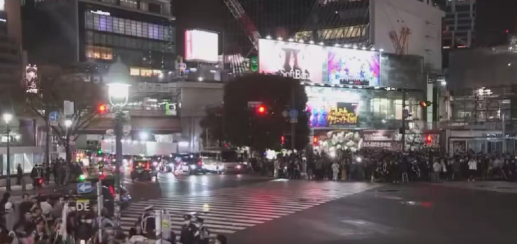 Japonezii au sărbătorit în stradă, dar doar când era verde la semafor pentru pietoni! Imaginile, virale