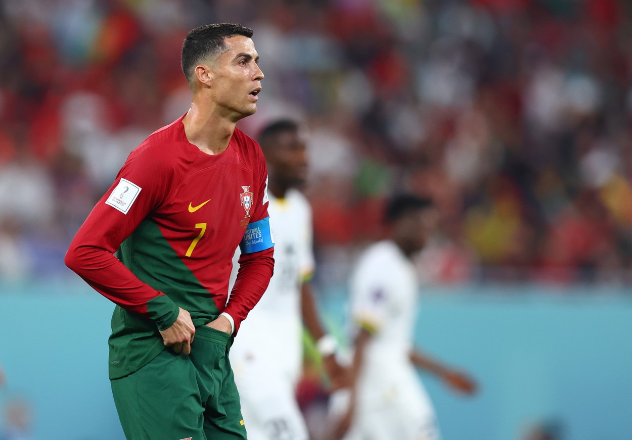 Imaginile au devenit virale! Cristiano Ronaldo a scos ceva din șort și a început să mănânce pe teren