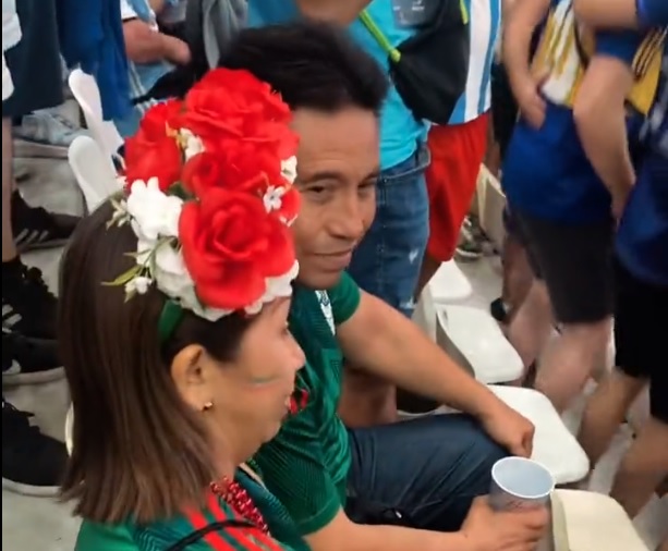 ”Iubito, ești sigură că ai cumpărat bilete în peluza Mexicului?”. Imaginea zilei de la Mondial