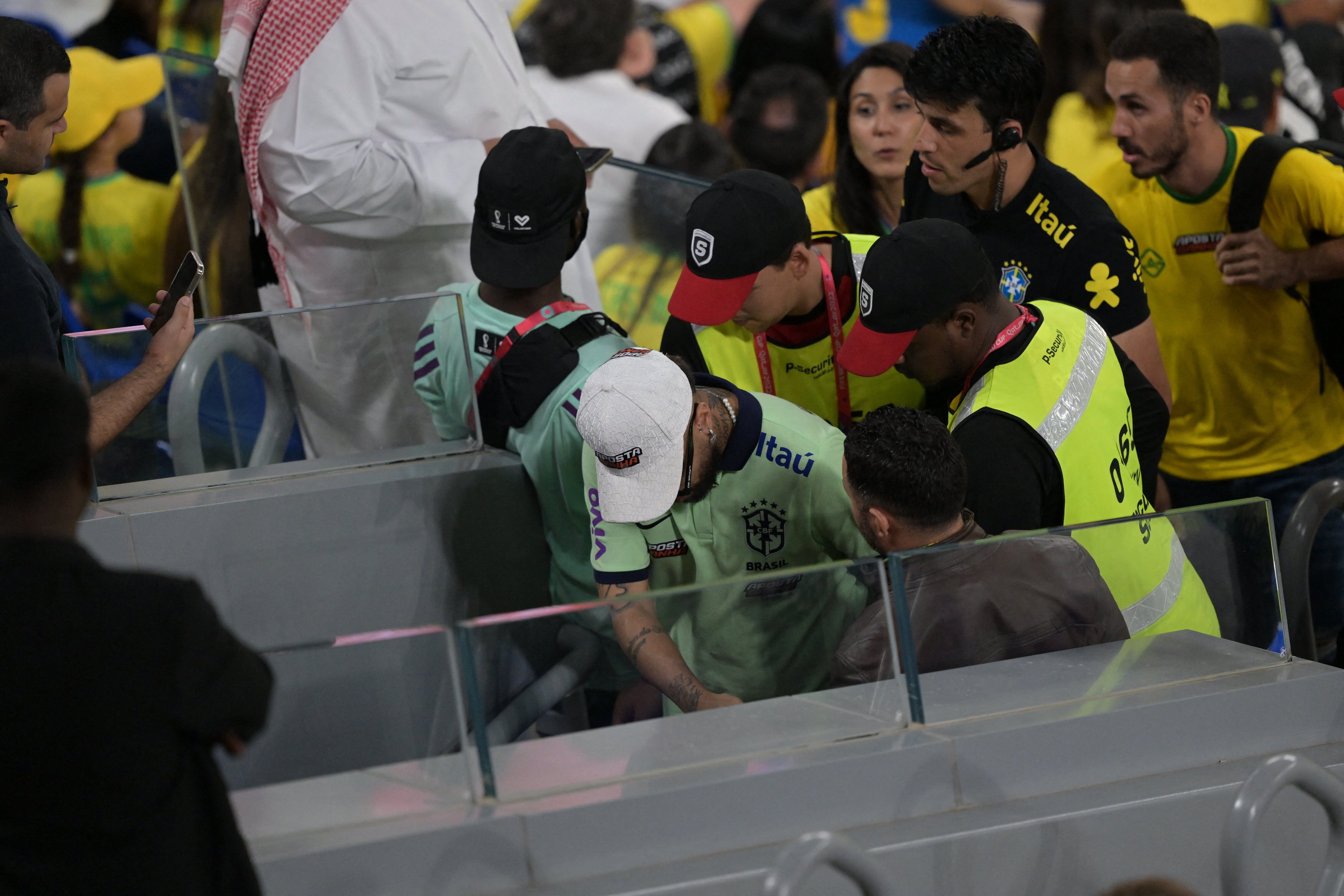 Cum a fost surprins Neymar, în tribune, la meciul Brazilia - Elveția. Starul sud-american este accidentat