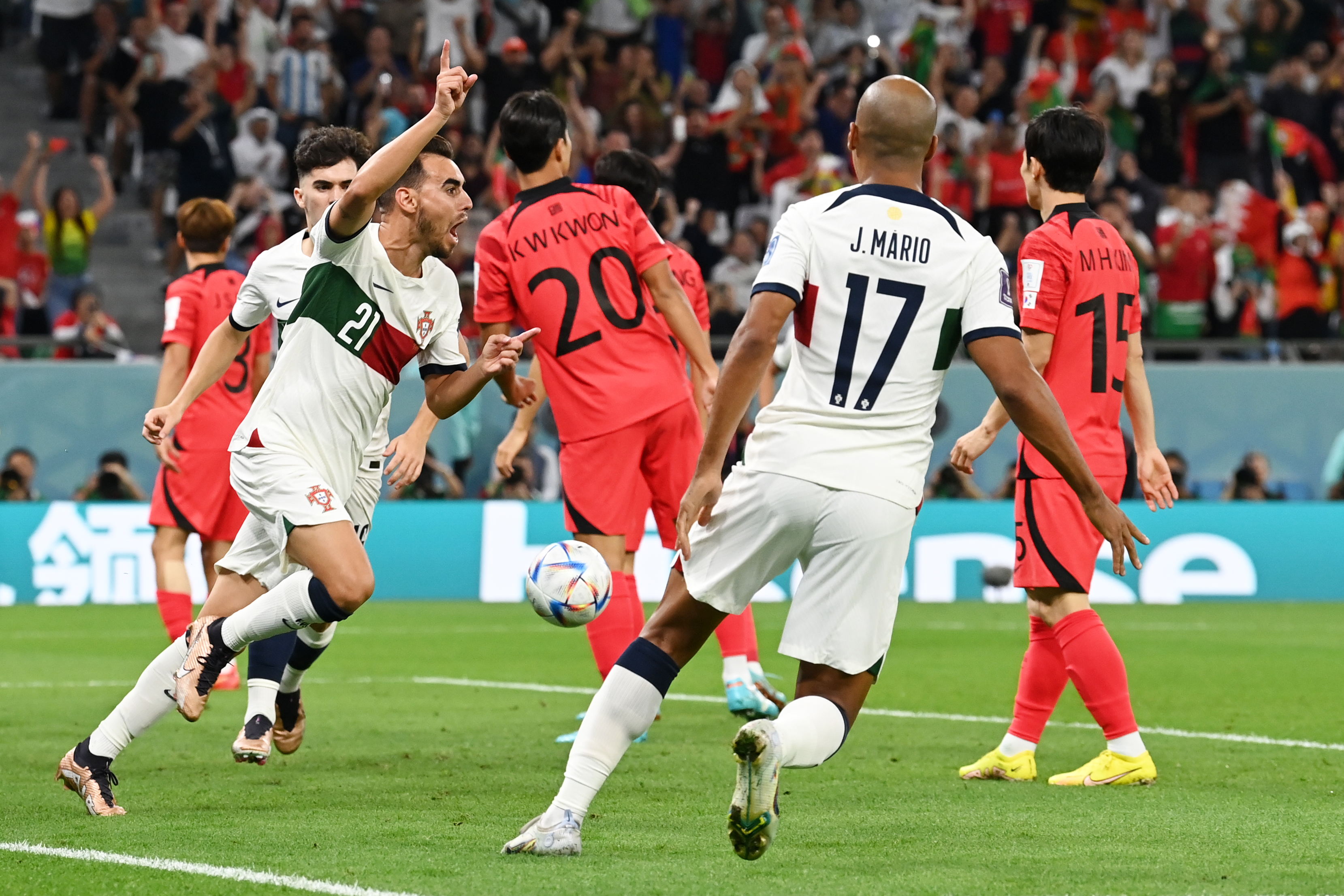 Coreea de Sud – Portugalia 0-1 și Ghana – Uruguay 0-1. Ghanezii ratează un penalty