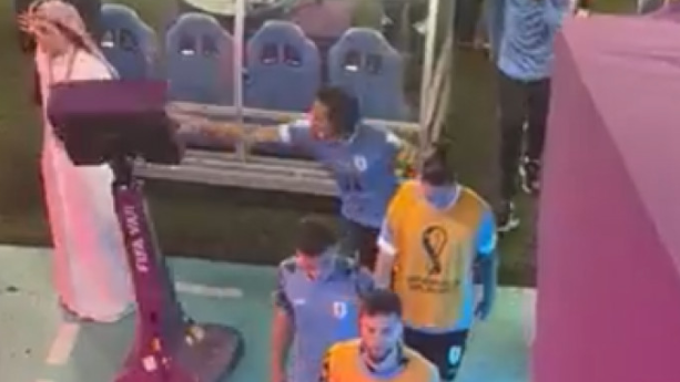 Edinson Cavani, făcut praf după ce a dărâmat monitorul VAR: Ce tip groaznic! / Se uită copii la Cupa Mondială