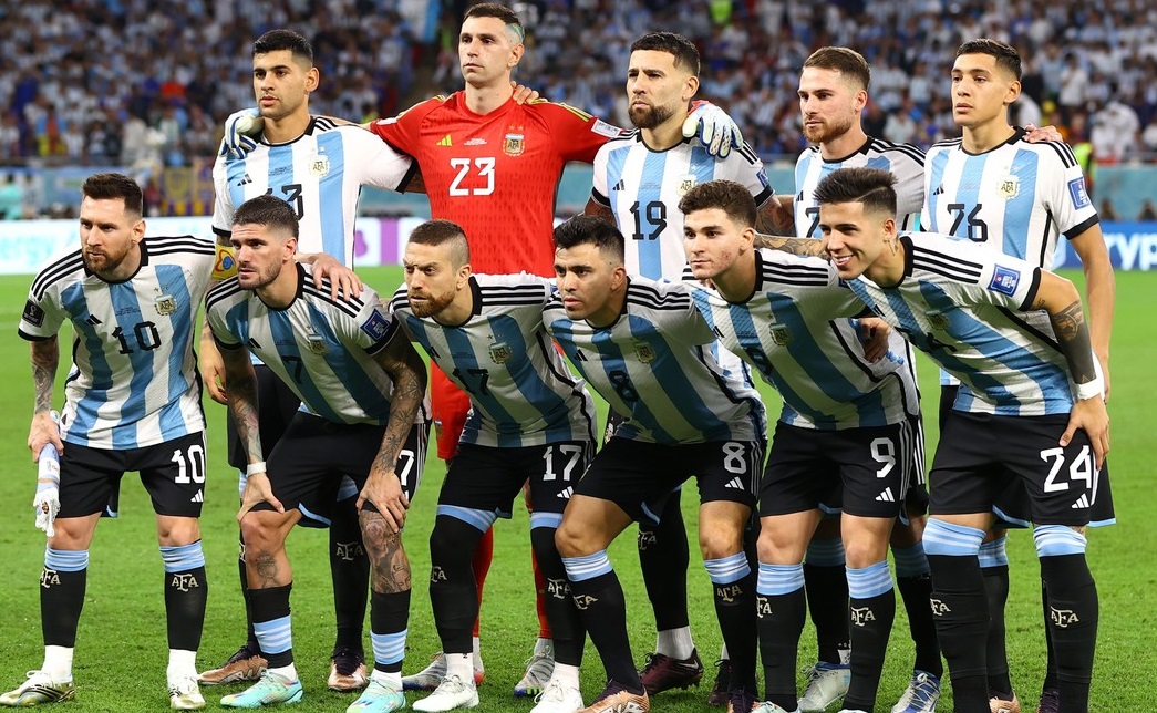Un fotbalist al Argentinei și-a vopsit părul în culorile steagului țării sale, înainte de meciul cu Australia