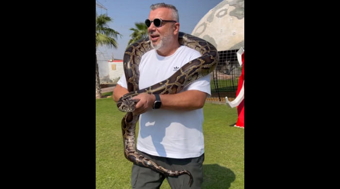 Cosmin Olăroiu la o grădină zoologică exclusivistă din Dubai / Foto: Instagram @albuqaish.jungle