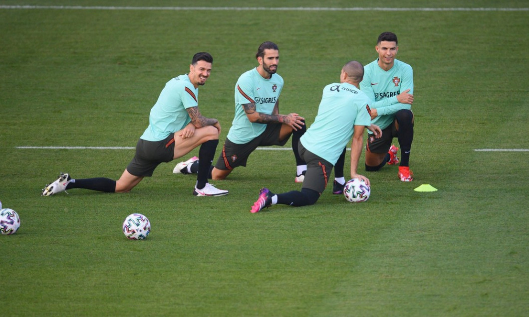 Budapest, Hungary. 25th June, 2021. Football: European Championship, Portugal, final training at Illovszky Rudolf Stadium. Portugal's Cristiano Ronaldo (r) stretches with teammates Jose Fonte (l-r), Sergio Oliveira and Pepe. Credit: Robert Michael/dpa-Zen