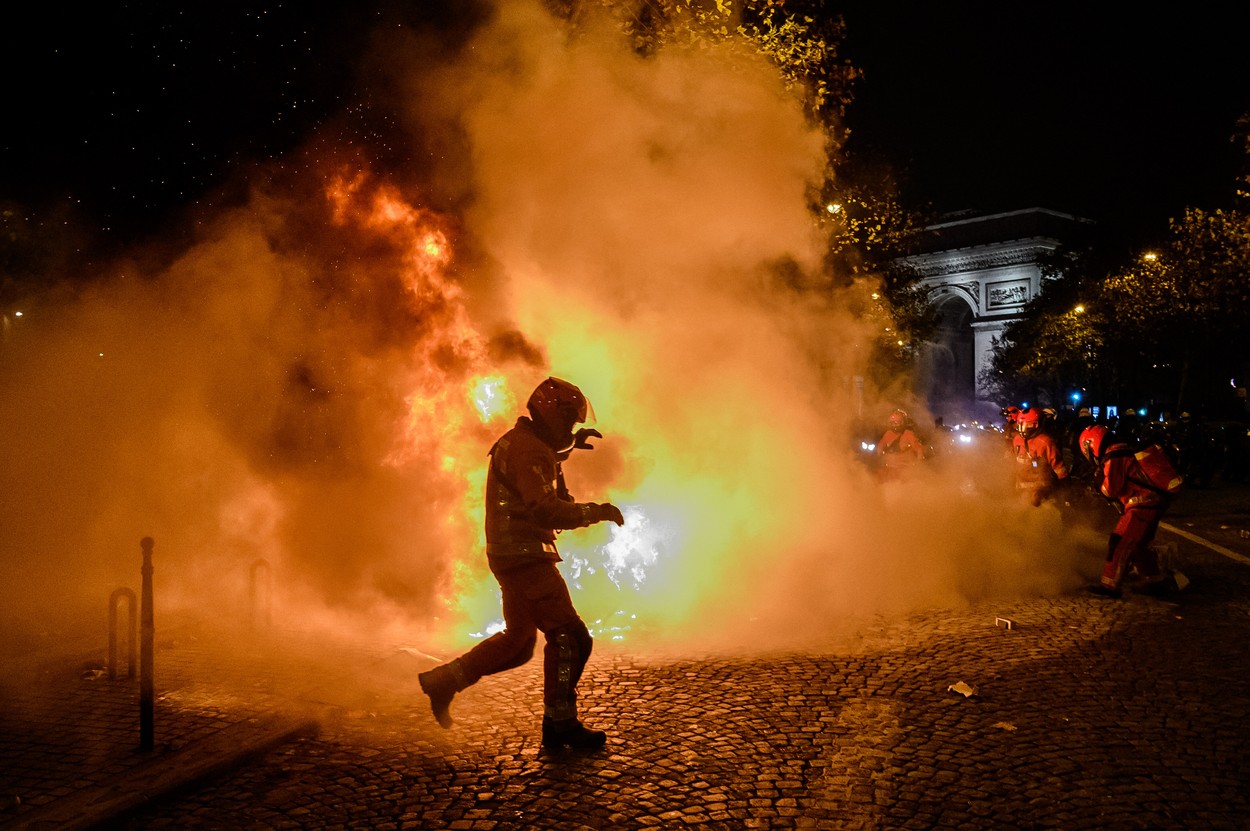 Confruntări violente în Paris între fanii Marocului și poliție, după succesul istoric de la Cupa Mondială