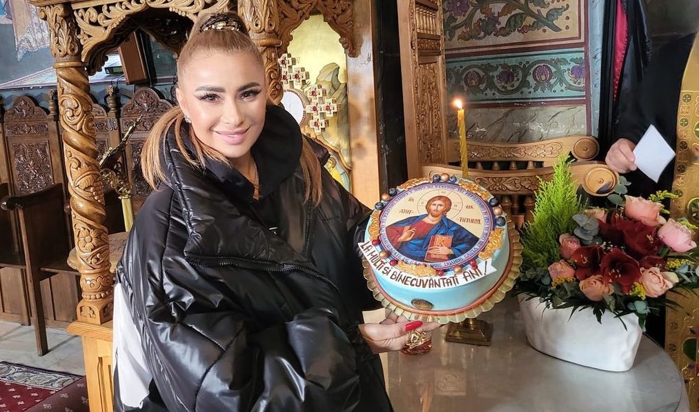Anamaria Prodan, 50 de ani aniversați și la mănăstire. A primit un tort decorat cu chipul lui Iisus