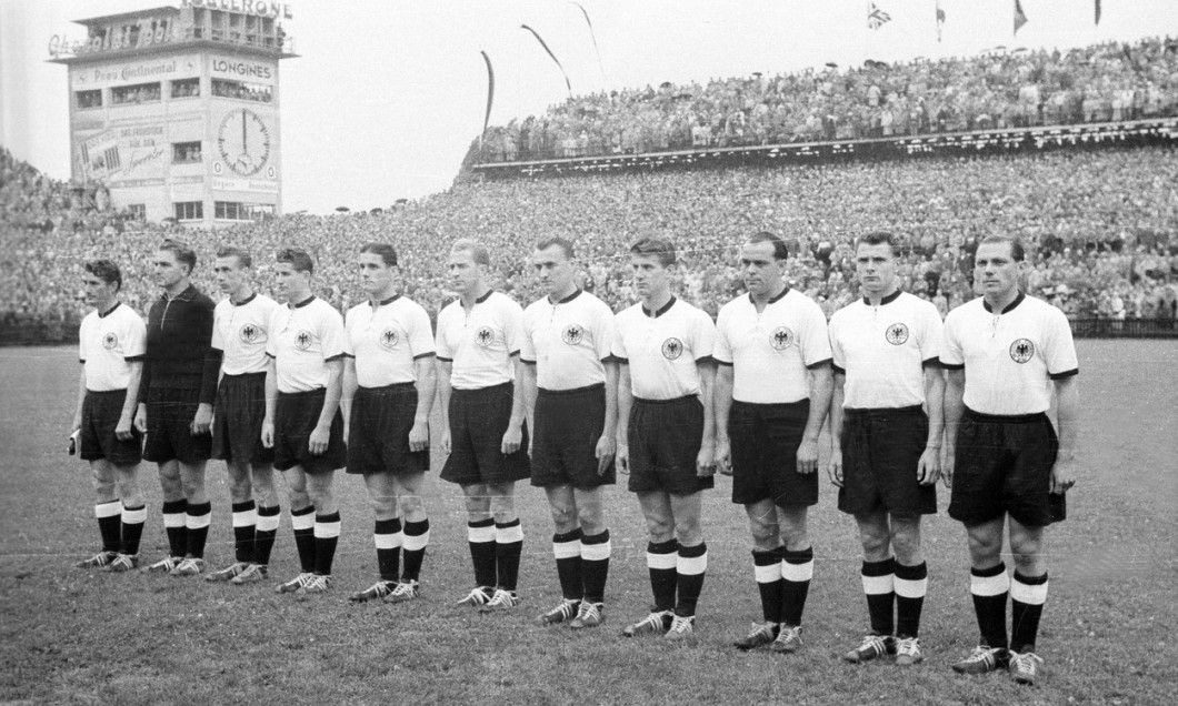 WM Finale 1954 in Bern - Mannschaftsvorstellung BR Deutschland, v.li.: Kapitän Fritz Walter, Torwart Toni Turek, Horst