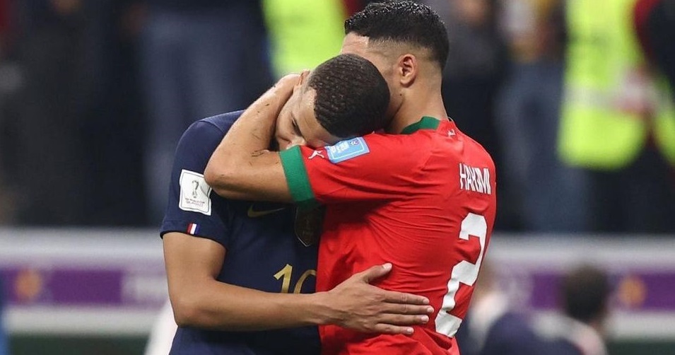 Cum l-a consolat Kylian Mbappe pe Achraf Hakimi, după Franţa – Maroc 2-0. Imaginile zilei
