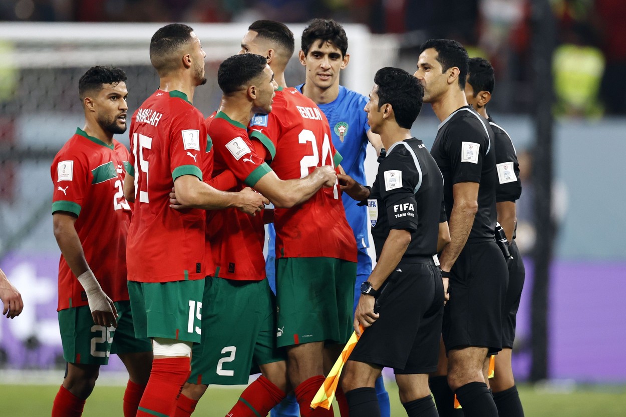 Nervi întinși la maximum în ”finala mică” a Cupei Mondiale! Marocanii s-au repezit la centralul partidei