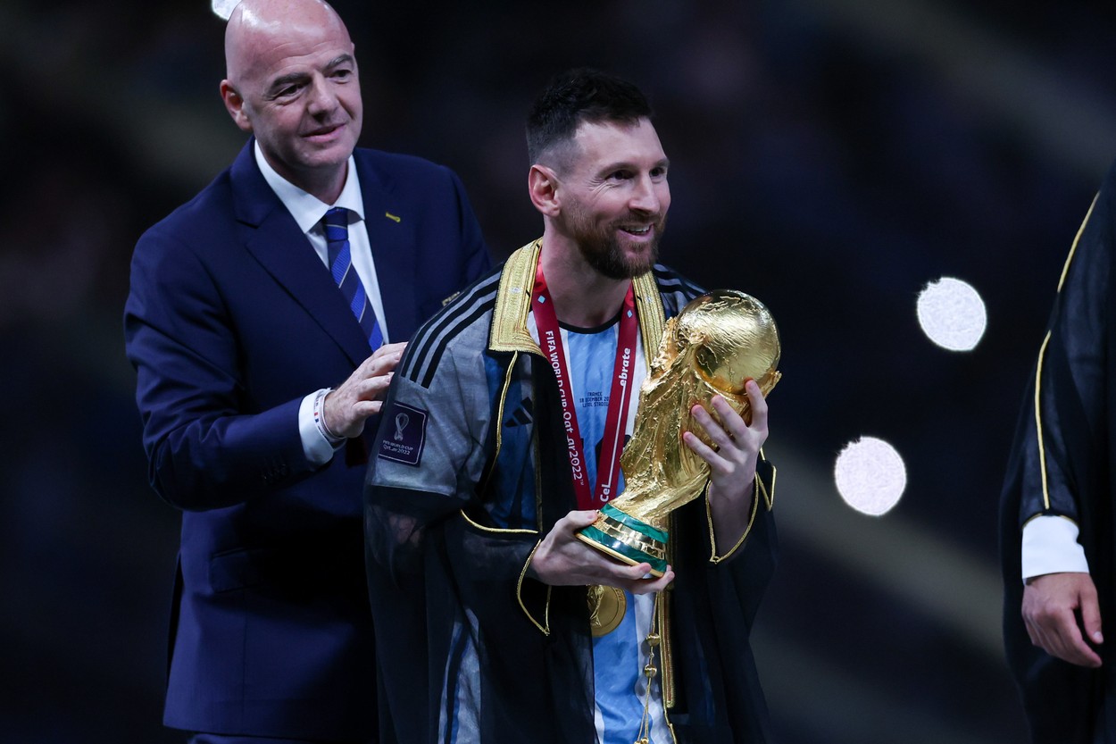 “Sold out”. Fanii Argentinei, fascinați de “bisht-ul” tradiţional arab primit de Leo Messi
