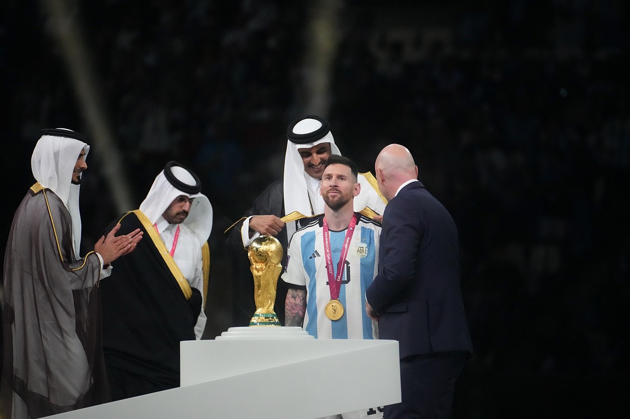 Ce se întâmpla dacă Lionel Messi refuza bisht-ul primit de la emirul Qatarului la finala Cupei Mondiale