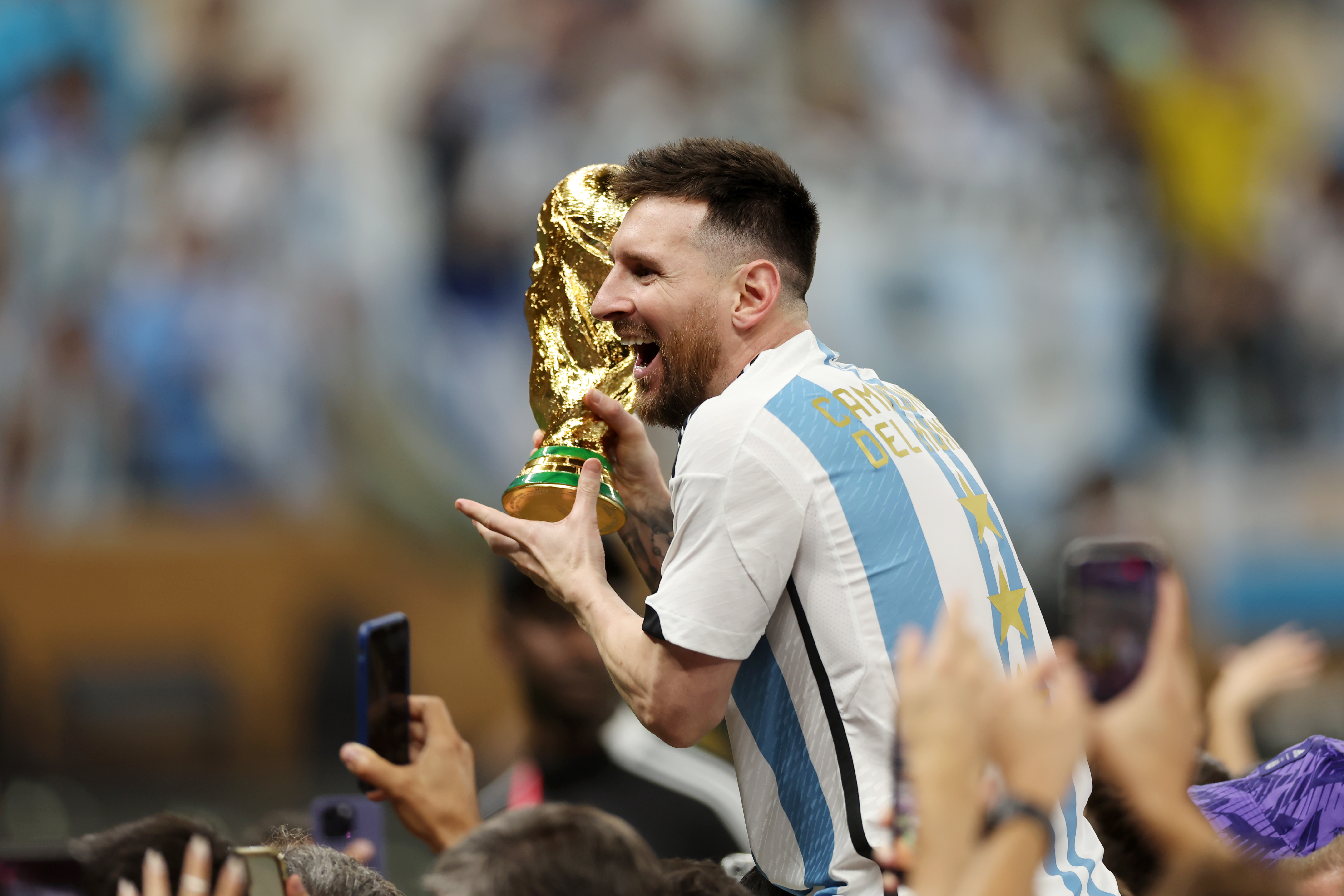 ”Bătaie” pentru tricoul semnat de Lionel Messi, în cadrul unei licitații caritabile. Câți bani s-au obținut