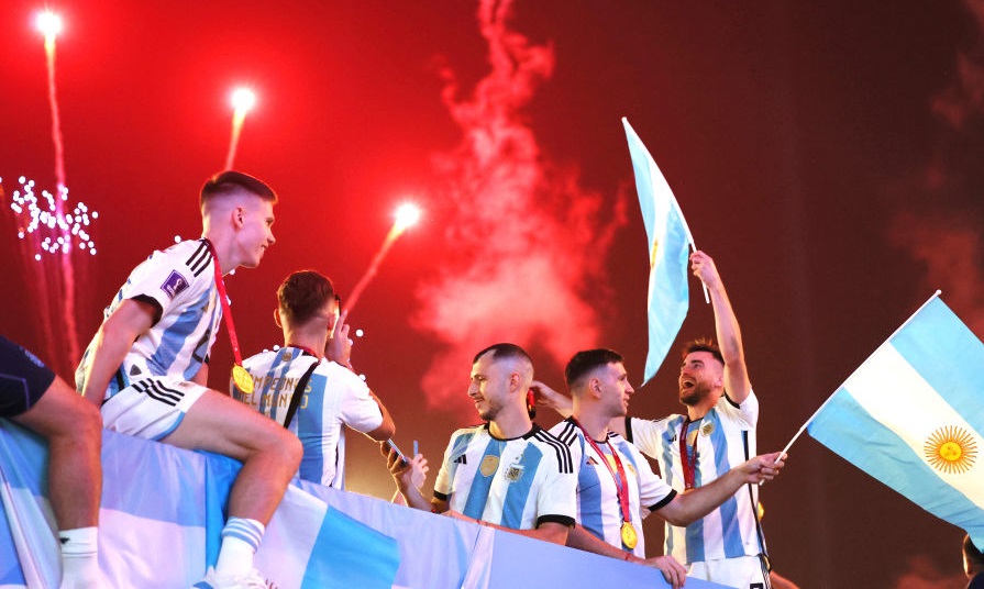 Nu au mai putut aștepta parada din Argentina! Noii campioni mondiali au făcut spectacol pe străzile din Qatar