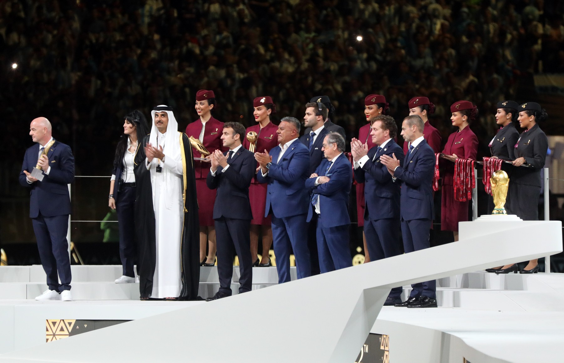 O româncă a fost pe podium la finala Cupei Mondiale și a ținut trofeul care a ajuns la Lionel Messi