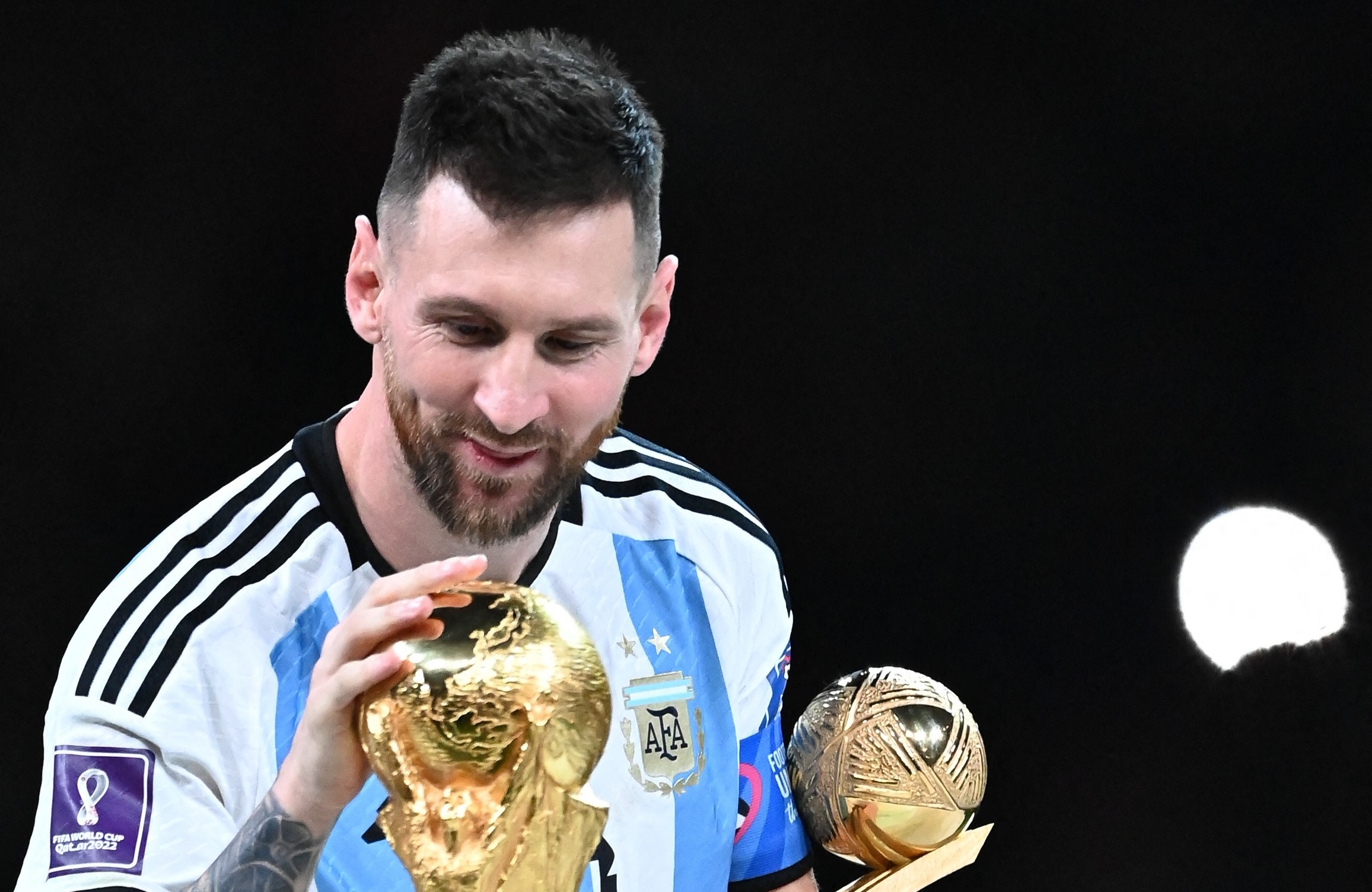 Lionel Messi, îndrăgostit de trofeul Cupei Mondiale. Imaginea postată din avionul Argentinei