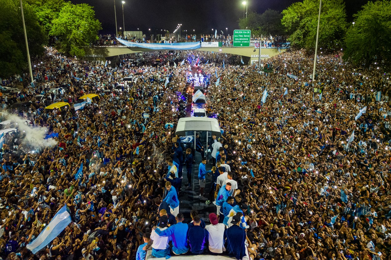 Imagini memorabile din Buenos Aires, după ce naționala Argentinei, campioană mondială, a aterizat