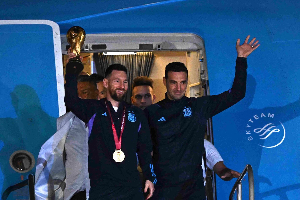 Cupa Mondială a ajuns în Argentina! Leo Messi le-a prezentat trofeul fanilor