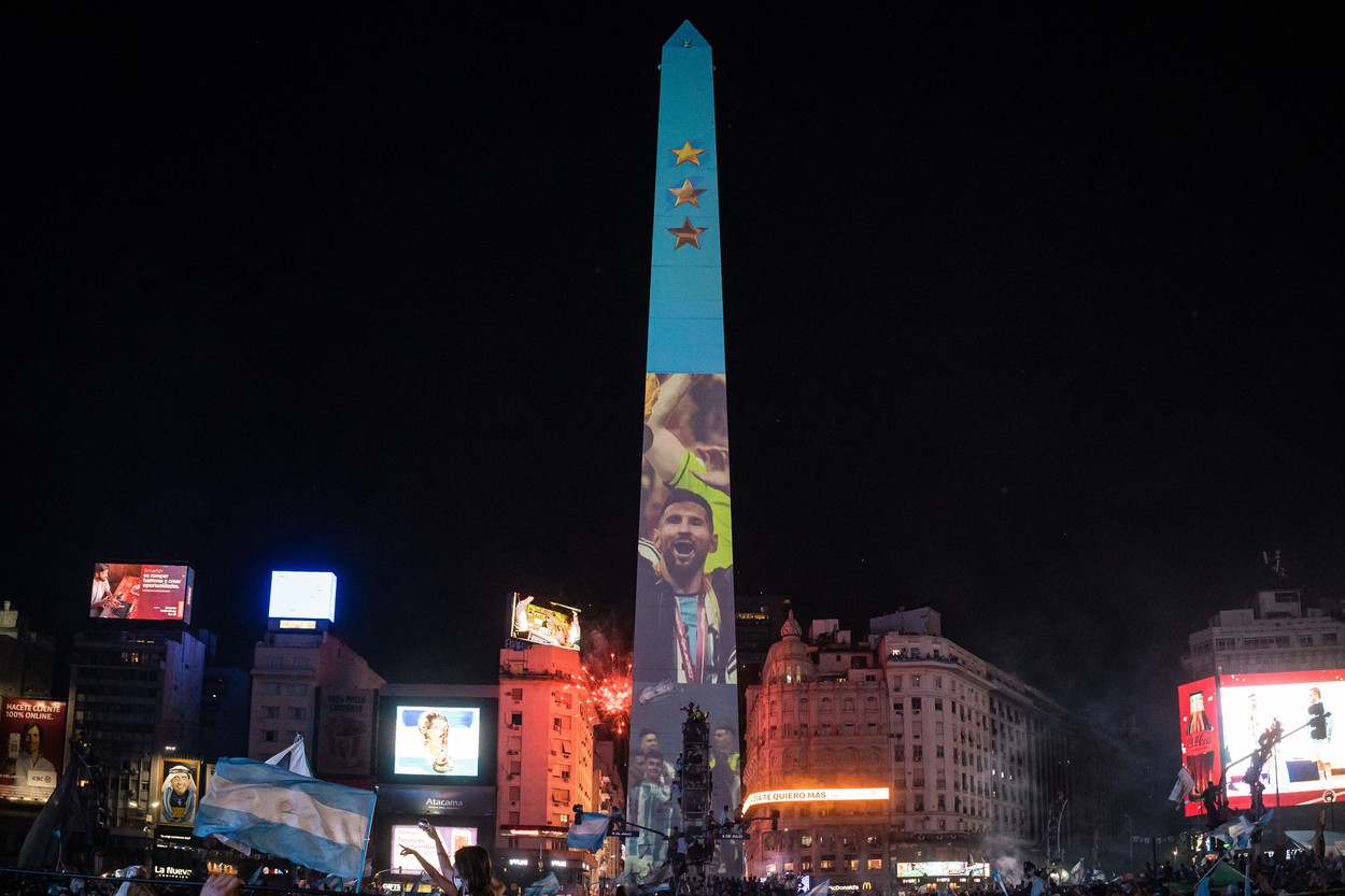 Un argentinian s-a urcat pe un monument la 68 de metri înălțime când sărbătorea victoria de la Cupa Mondială