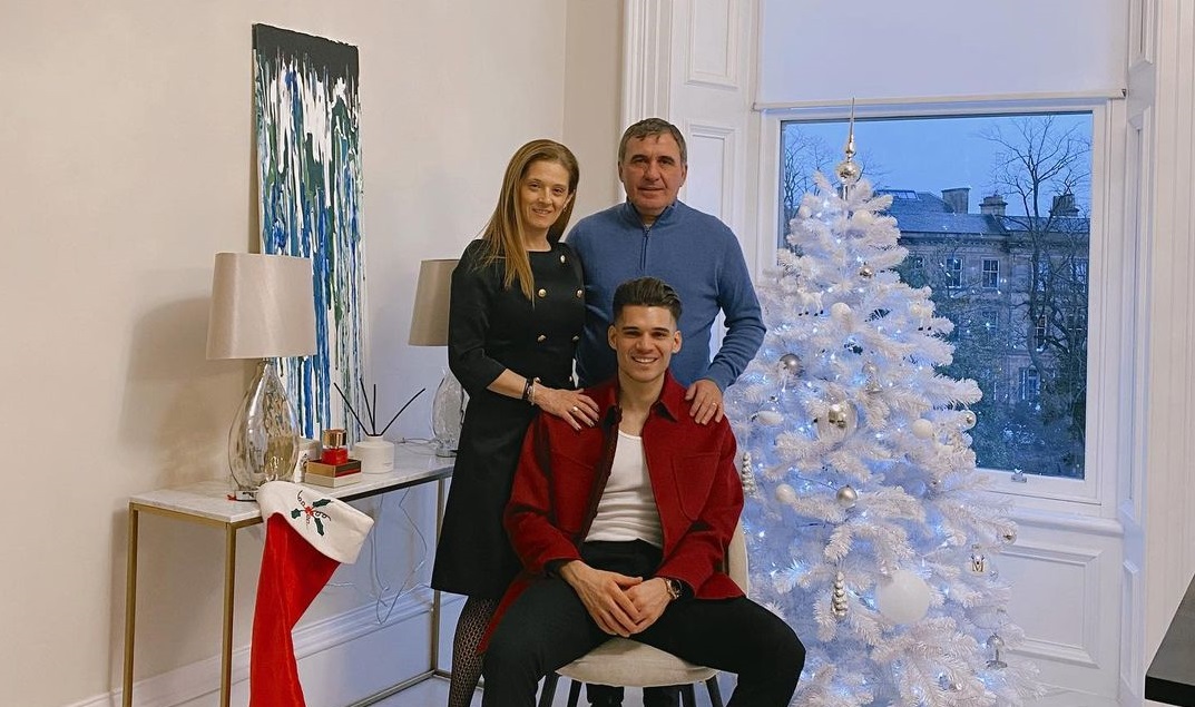 Ianis Hagi, împreună cu familia sa de Crăciun. Mesajul transmis de fotbalistul lui Rangers