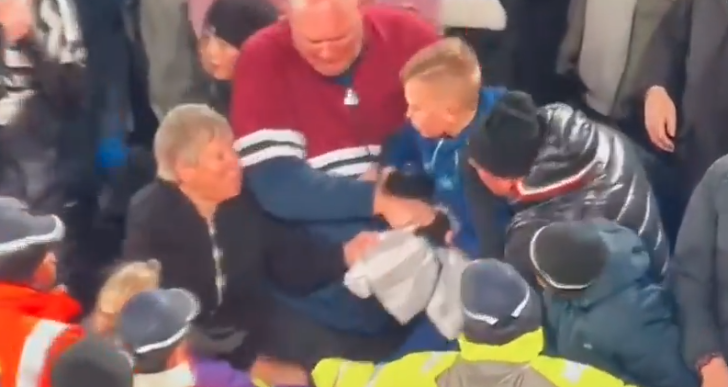 Un copil a primit în tribună tricoul echipei favorite și a fost imediat ”atacat” de doi adulți. Cum s-a încheiat totul