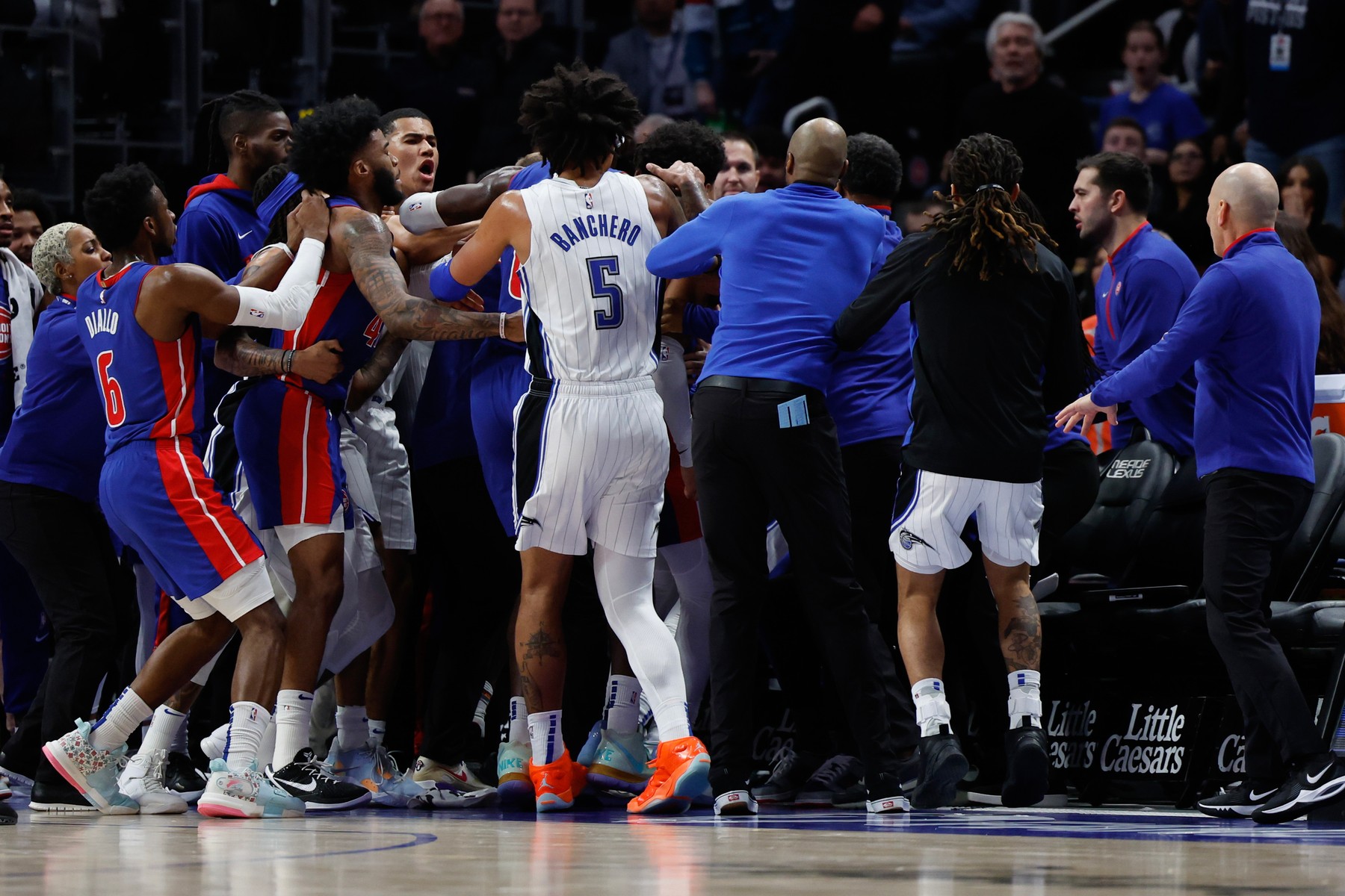 NBA a suspendat 11 jucători după altercaţia de la meciul Detroit Pistons - Orlando Magic