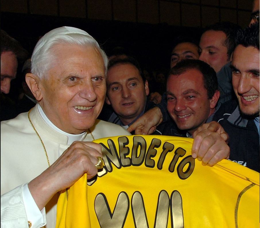 Papa Benedict al XVI-lea a fost un mare fan al unei echipe de fotbal. Mesajele pe care le-a transmis