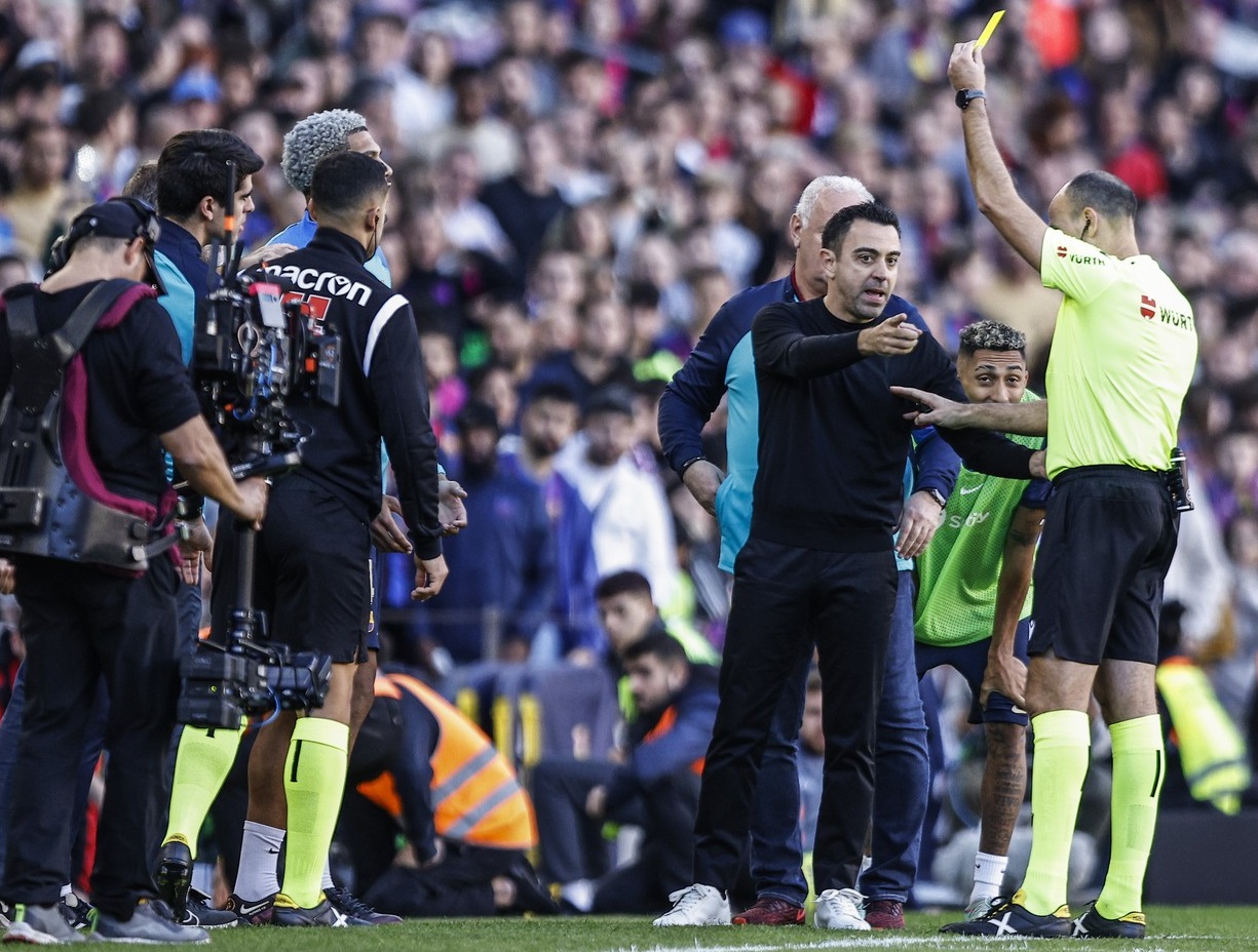 Mateu Lahoz a arătat la foc automat cartonașele în derby-ul Barcelonei. "L-a prins Anul Nou acolo"