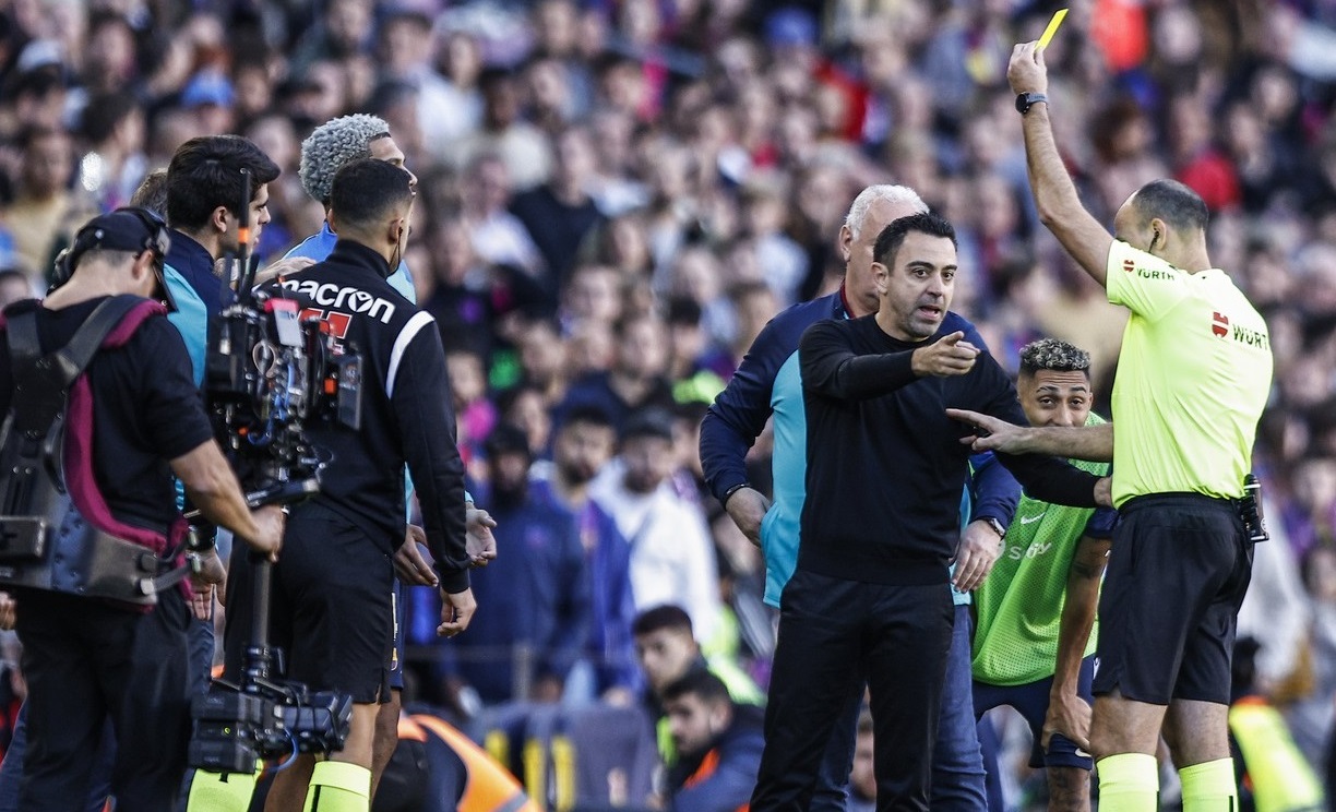 Mateu Lahoz a arătat la foc automat cartonașele în derby-ul Barcelonei. L-a prins Anul Nou acolo