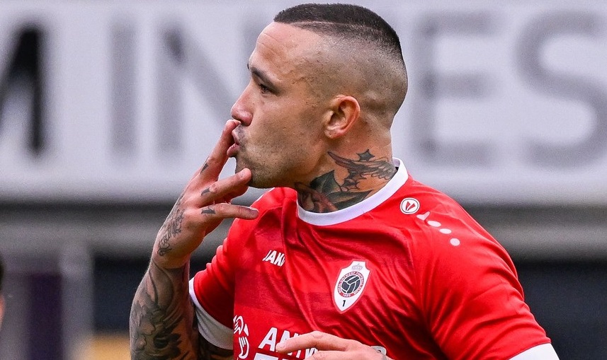 "Cam atât". Mesajul de adio al fotbalistului plecat de la clubul care l-a suspendat pentru că a fumat pe bancă