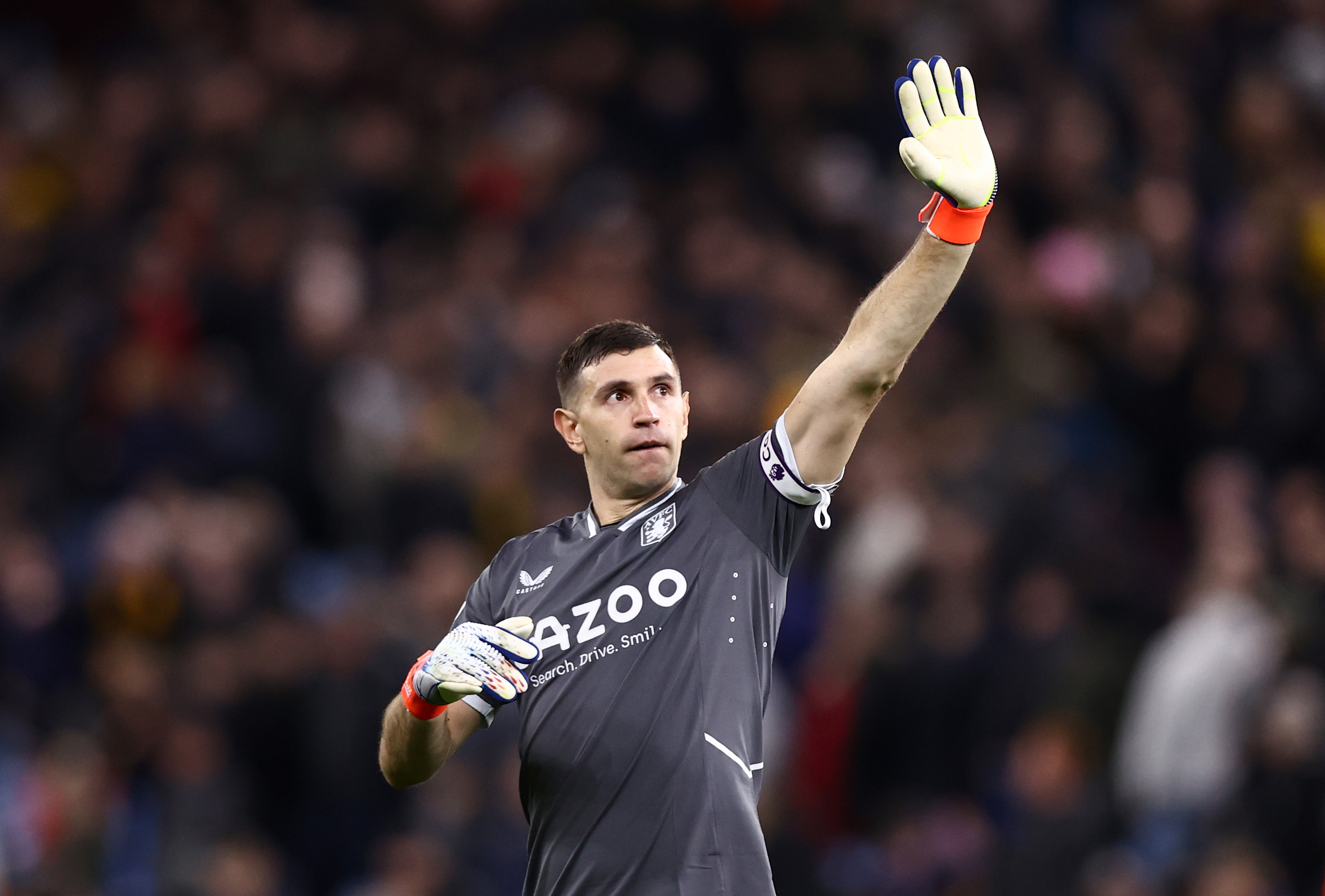 Cinci echipe se bat pentru rebelul Emiliano Martinez, dar alt club a devenit brusc favorit