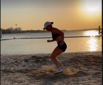 Simona Halep se pregătește intens pe plajele din Oman, deși se află în vacanță